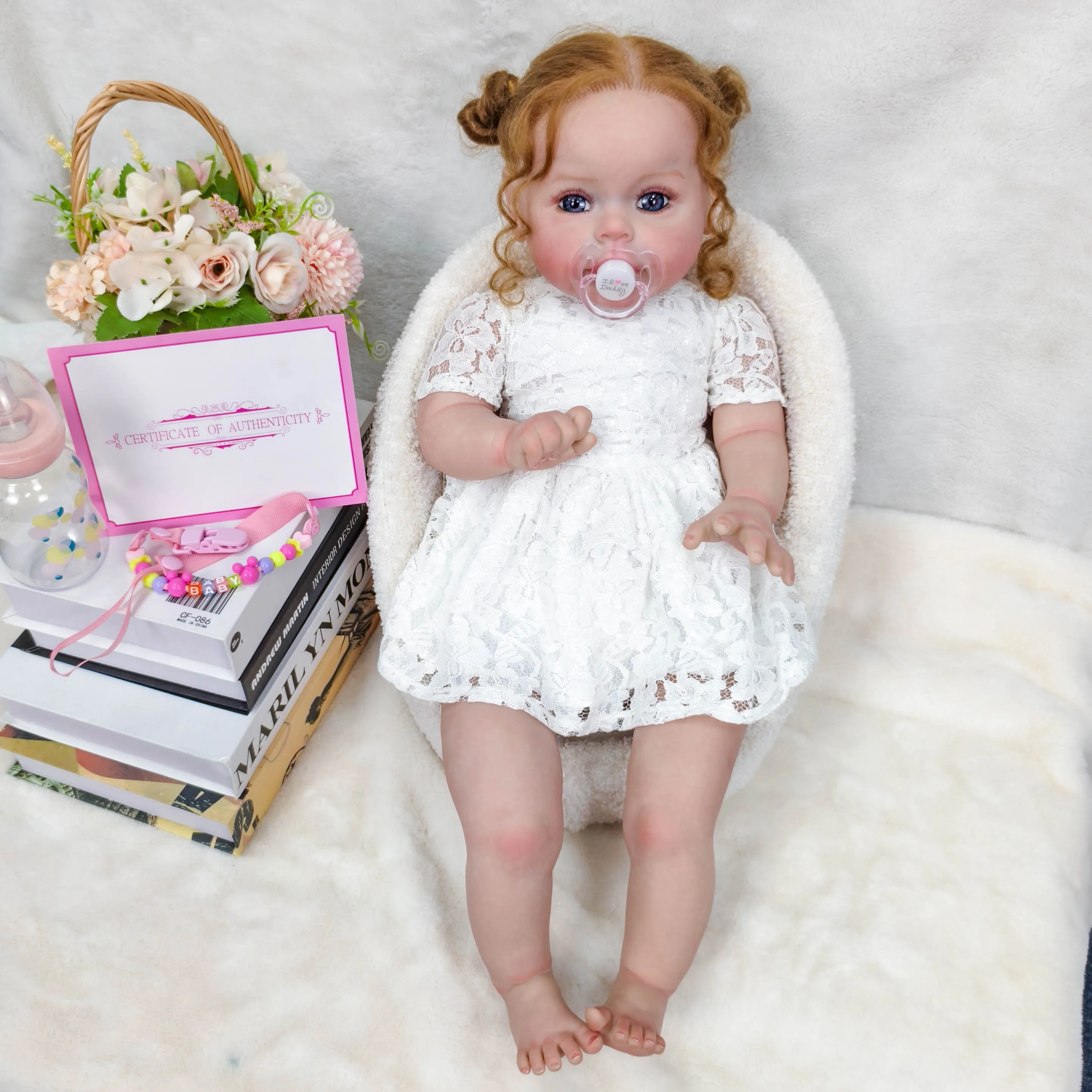 Muñeca Reborn de vinilo de 22" - Pelo largo y rizado rubio coleccionable raro, ojos azules, vestido blanco, soporte para sentarse posable, caja de regalo