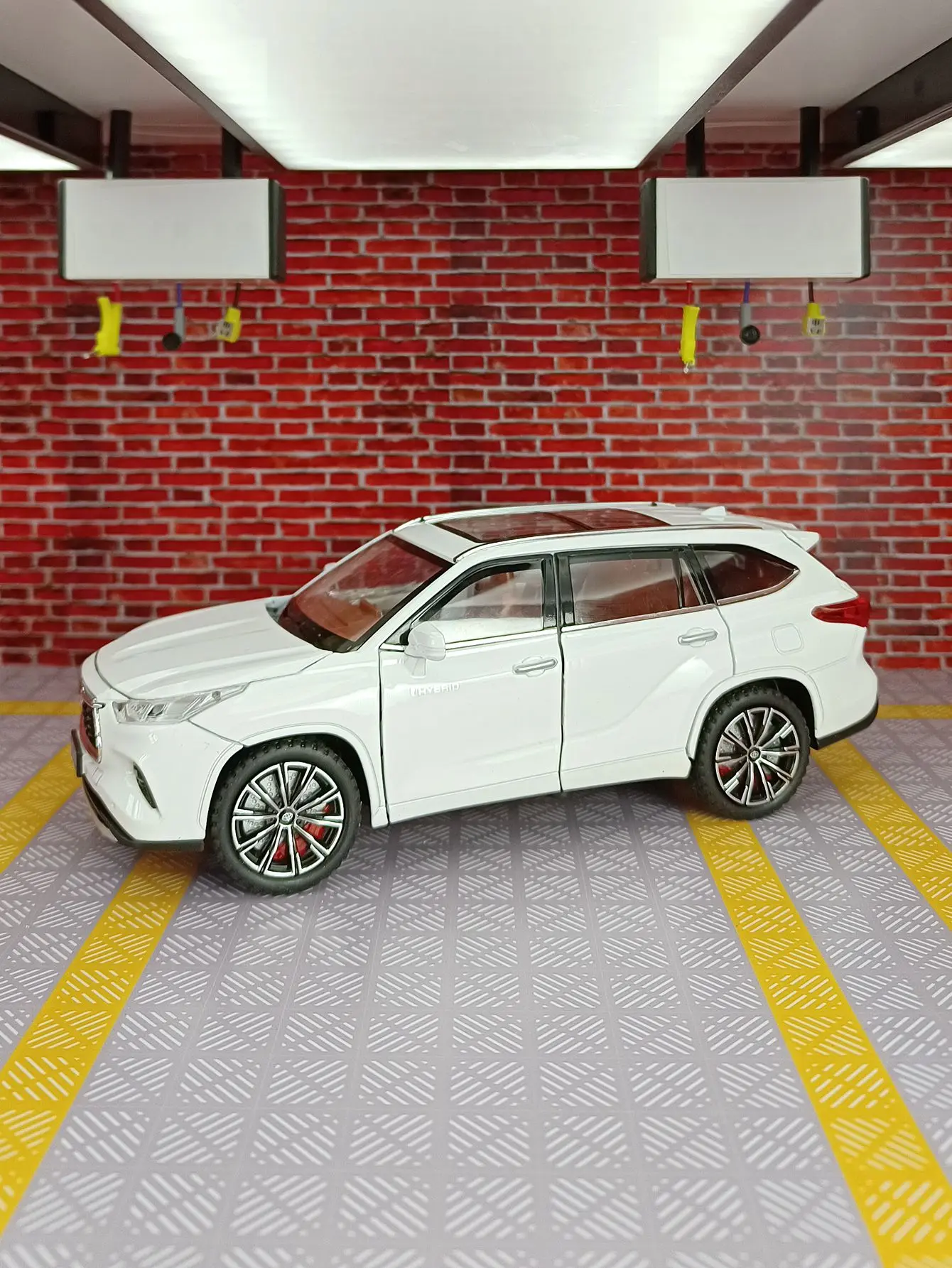 1:24 portas de modelo de carro de liga Highlander e capô do motor, o porta-malas pode ser aberto como presente para amigos de boa qualidade