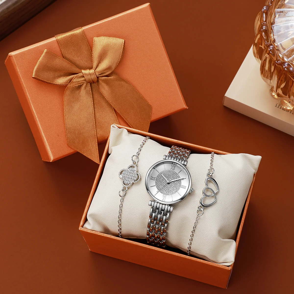 

Элегантный набор: часы с серебряным циферблатом и инкрустацией, украшенные кристаллами, и браслеты с подвесками в виде клевера и двойного сердца, Sophisti