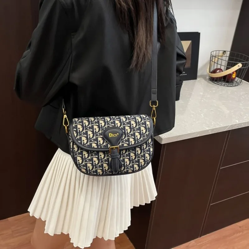 

Минималистичная женская сумка через плечо, простой и стильный дизайн, легкая для школы, кампуса и ежедневного использования.