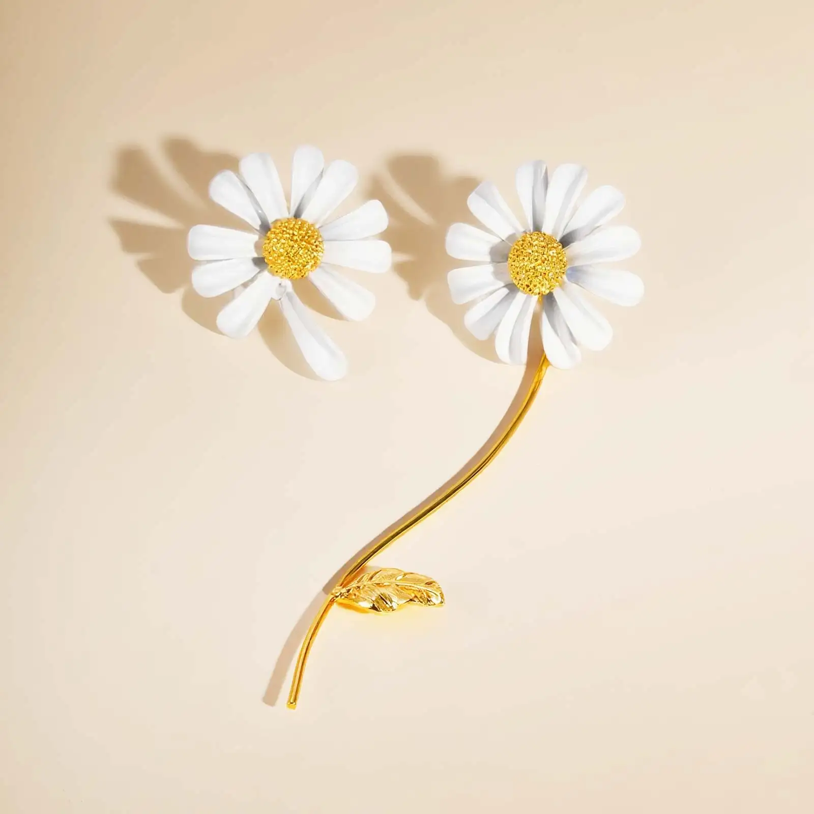 شخصية أنيقة غير المتماثلة زهرة الأقحوان الأقراط، أقراط معدنية هيبوالرجينيك، مجوهرات الأزياء الحلوة للنساء هدية