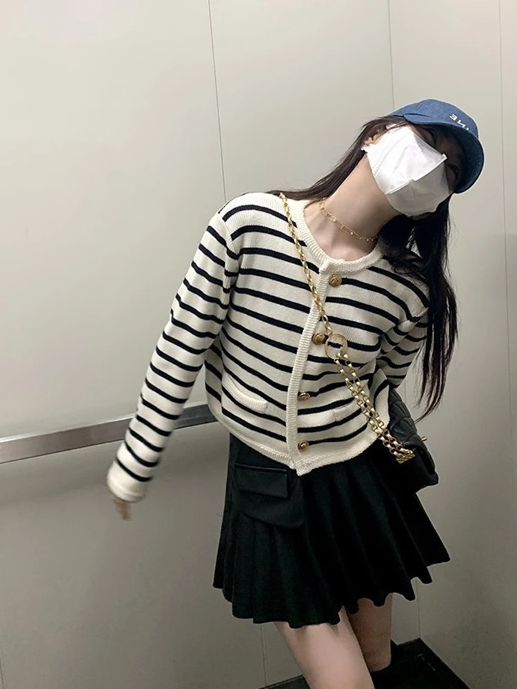 Korean Fashion Sweater Women Cardigans White Black Striped Knitted Female Sweater Winter Short Cardigan Long Sleeve Cardigan Top