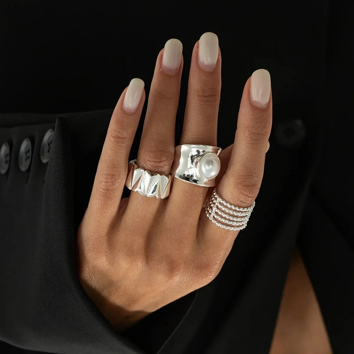 

Новый набор из 3 колец в стиле панк-хип-хоп: металлические, плиссированные, с широкой поверхностью, жемчугом и сердечками, для женщин, дизайнерские украшения для пальцев