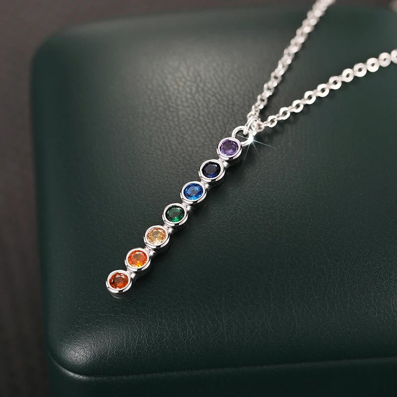 Huitan Halskette mit Zirkonia-Anhänger in mehreren Farben für Damen, modischer Statement-Schmuck für den Alltag, zarte Accessoires, Geschenke