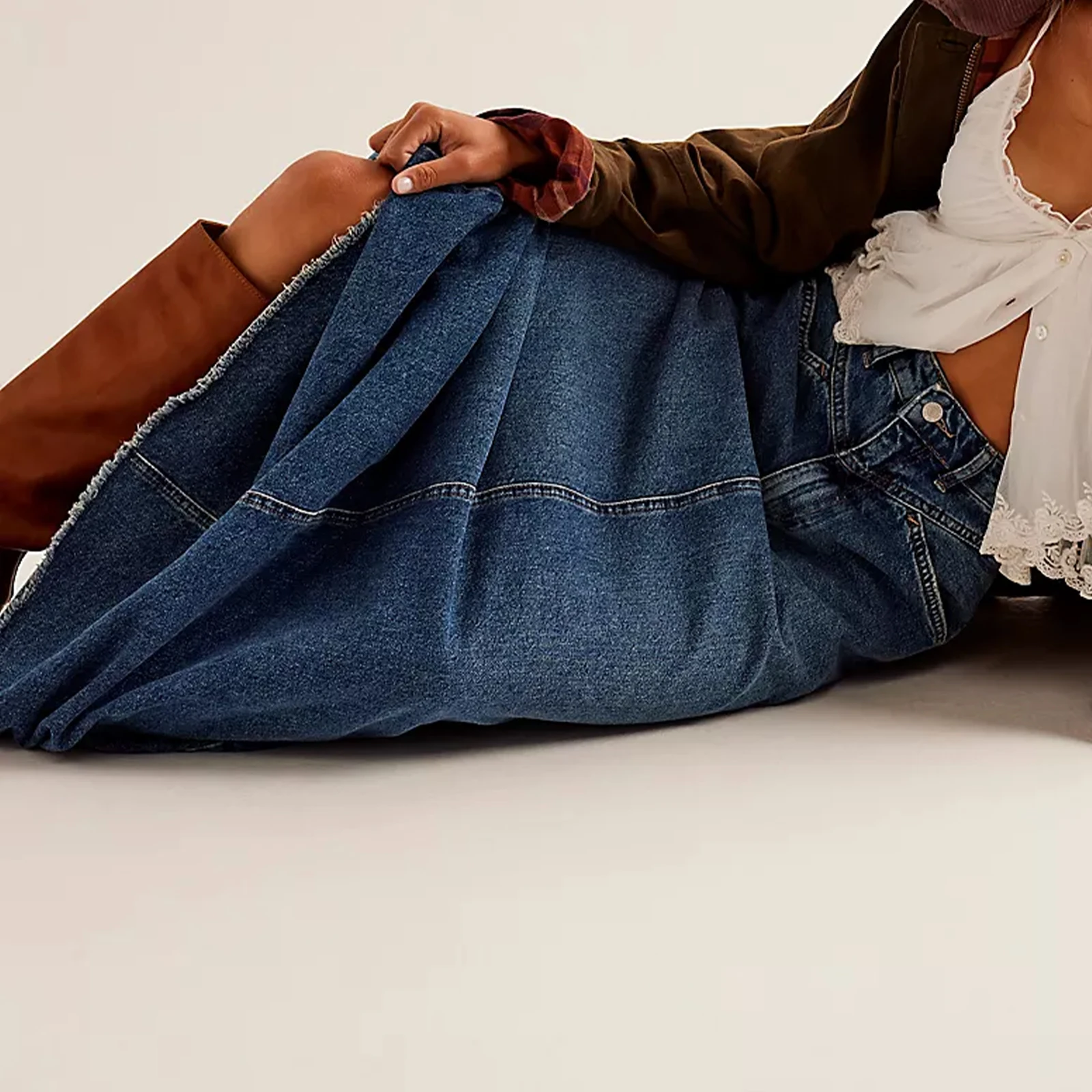 

Combhasaki Women Y2K Vintage Button Mid Waist Denim Long Skirt Solid Color Tassel Raw Hem A-line Skirts with Pockets Streetwear