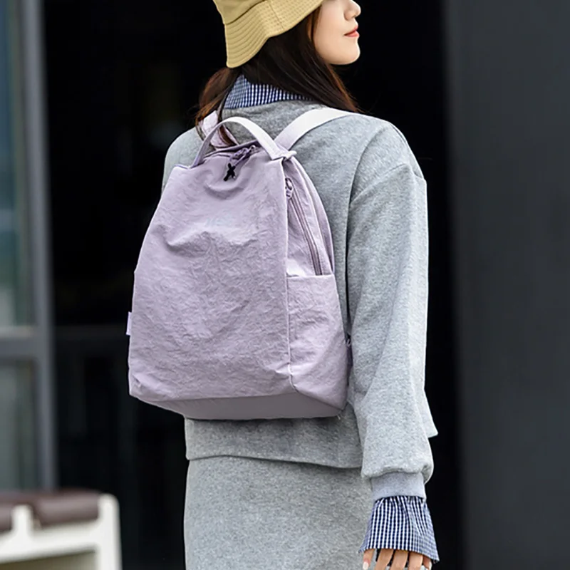 حقيبة ظهر نسائية عصرية متعددة الاستخدامات لعام 2026 حقيبة ظهر كاجوال بسيطة مقاومة للماء من قماش النايلون بتصميم بلون سادة