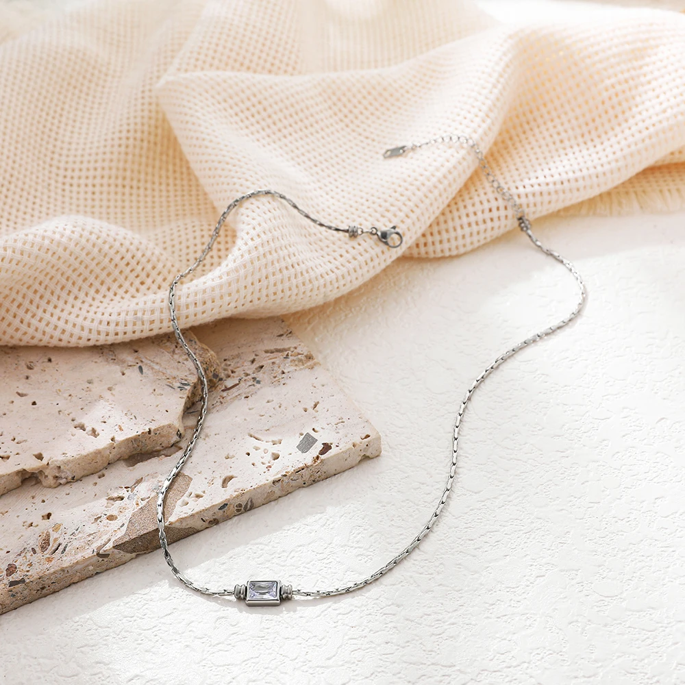 Retro Stainless Steel Creative Chain Necklace for Women Charm Shiny Square Crystal Pendant Necklaces Wedding Jewelry Gifts