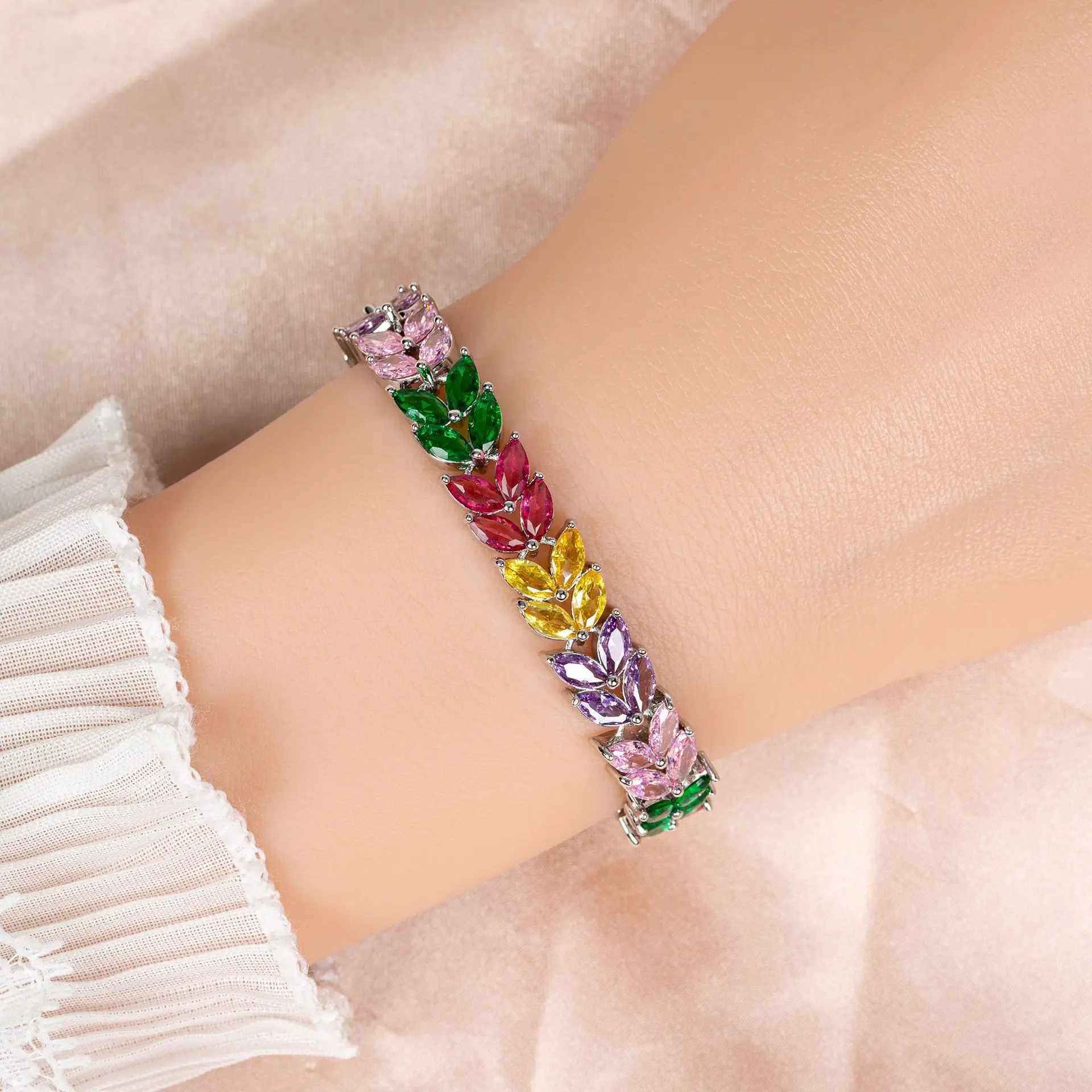 

Браслет с разноцветными листьями и цирконами 3А, простая и компактная цепочка в форме рыбьего хвоста, эффектное украшение для вечеринок, модный аксессуар.