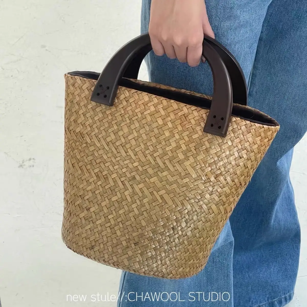 New Handmade Woven Hollowed Out Large Capacity Bucket Type Women's Handbag New Summer Seaside Vacation Straw Woven Bag For Women