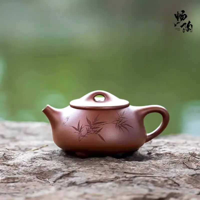 

[Чантао] Оригинальный чайник из исинской минеральной фиолетовой глины, ручная резьба Ян Цзюньбао: бамбуковый пейзаж, лодка, каменный горшок, 200 мл