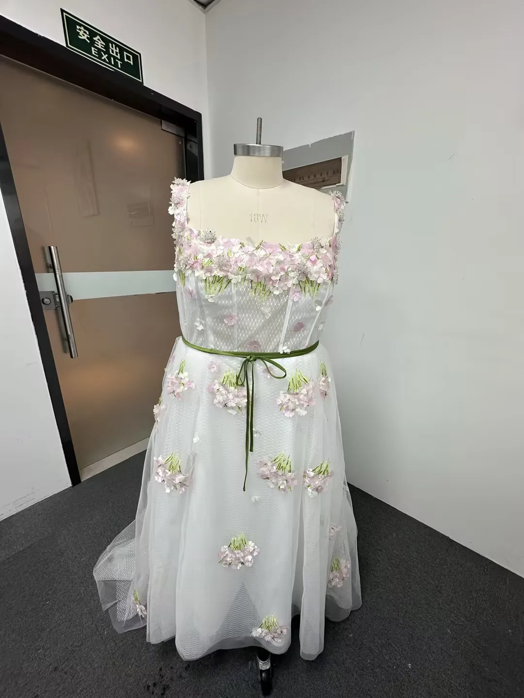 JEHETH Embroidery A-Line Prom Gowns Side Split Flowers Sleeveless Square Collar Tulle Evening Party Dress Sweep Train Custom