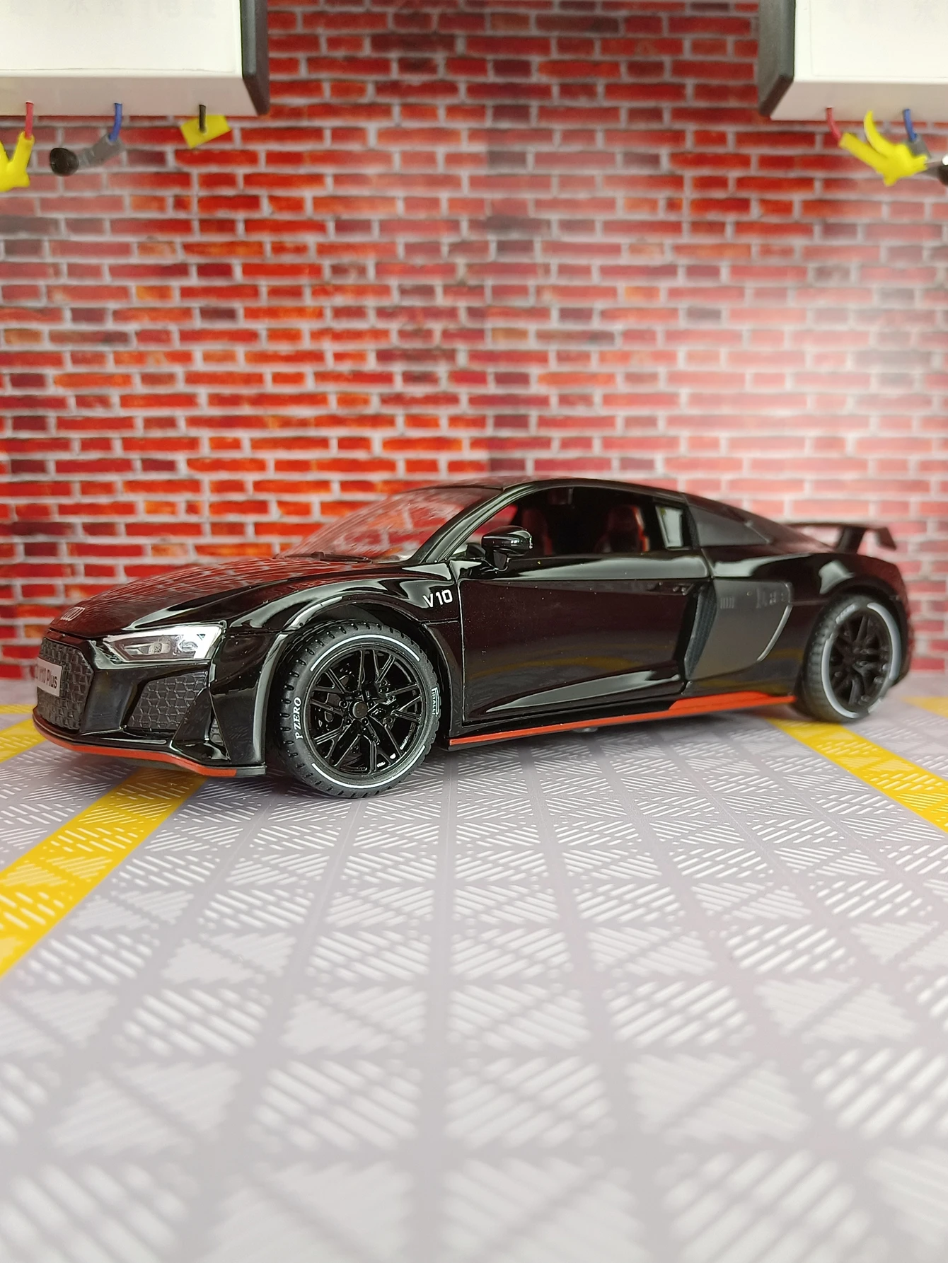 1:24 simulação Audi R8 V10 liga modelo de carro ornamento, coleção de portas e capô do motor, porta-malas pode ser aberta, som e luz