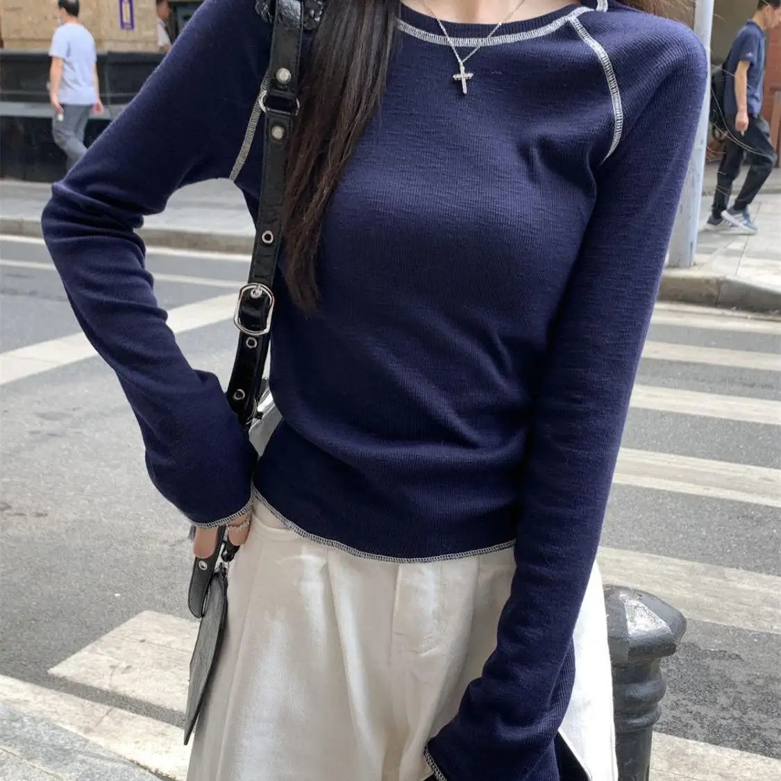 قميص نسائي بأكمام طويلة وياقة مستديرة بتصميم ضيق على الطراز الكوري للعمل والموضة بمقاسات كبيرة وأسلوب كاجوال للشارع