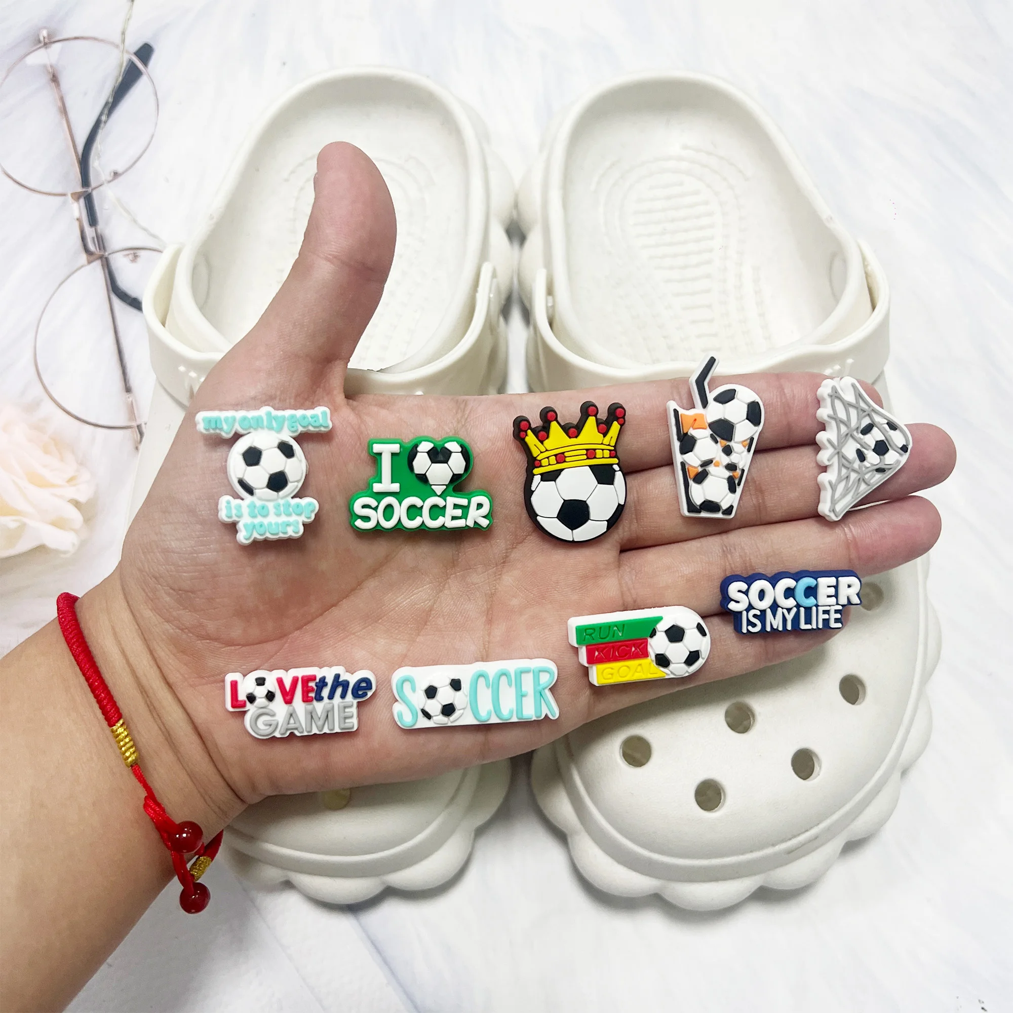 1-9Pcs Sport Serie Fußball Run Kick Goal PVC Garten Schuh Zubehör Schuhe Charms Sandalen Ornament Für Jungen mädchen Party Präsentieren