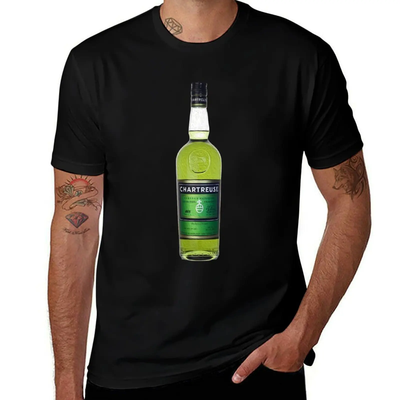 Camiseta con estampado vintage de pintura al óleo de una botella de Chartreuse verde, cuello redondo.