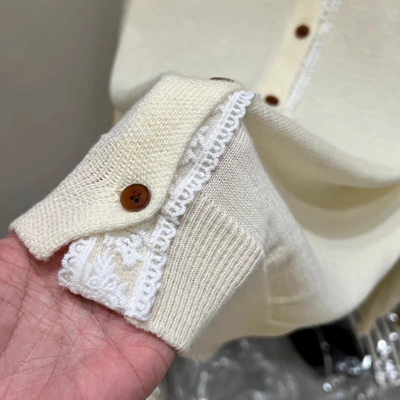 Dames herfst winter 2025, nieuwe lange mouwen, casual, veelzijdige trui, Franse O-hals, kanten rand, enkele rij knopen, gebreid vest