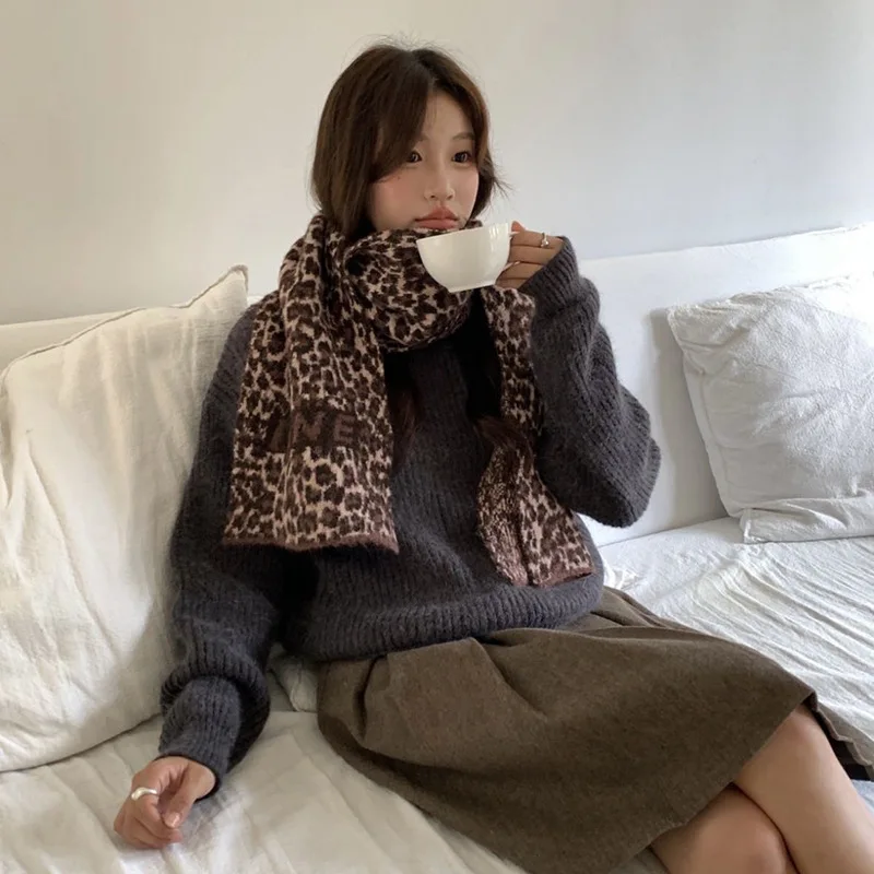 

Leopard print letter knit scarf, retro high-end thickened scarf, warm and versatile student neck protector