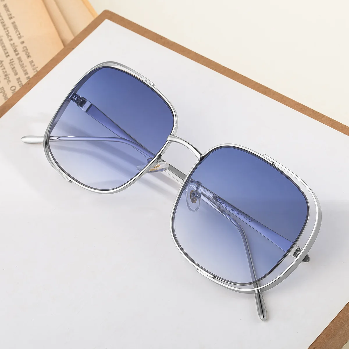 

UV Resistant Hollow Frame Large Frame Sunglasses Women Personality Metal Legs Outdoor Trendy Sunglasses Stylish Travel Eyewear