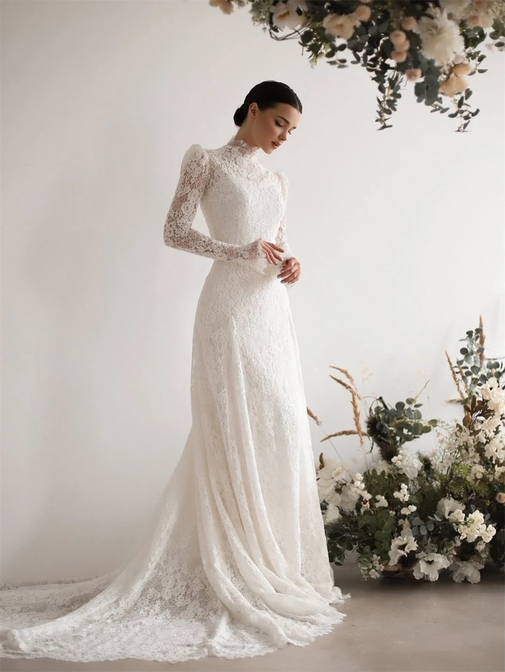 فستان زفاف أنيق من الدانتيل الأبيض مخصص كلاسيكي برقبة دائرية وأكمام طويلة فستان زفاف رسمي على شكل حرف a ذيل محكمة فيستدو دي نوفيا