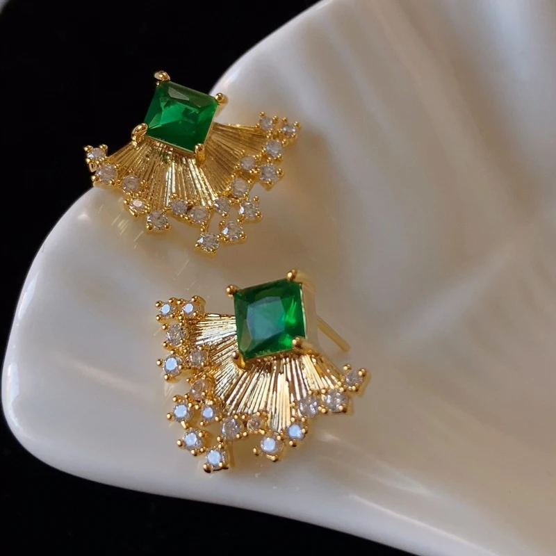 Vintage Classic Shiny Earrings Green Color Synthetic Zircon Fan-shaped Women's Earrings Suitable for Daily Party and Party Gifts