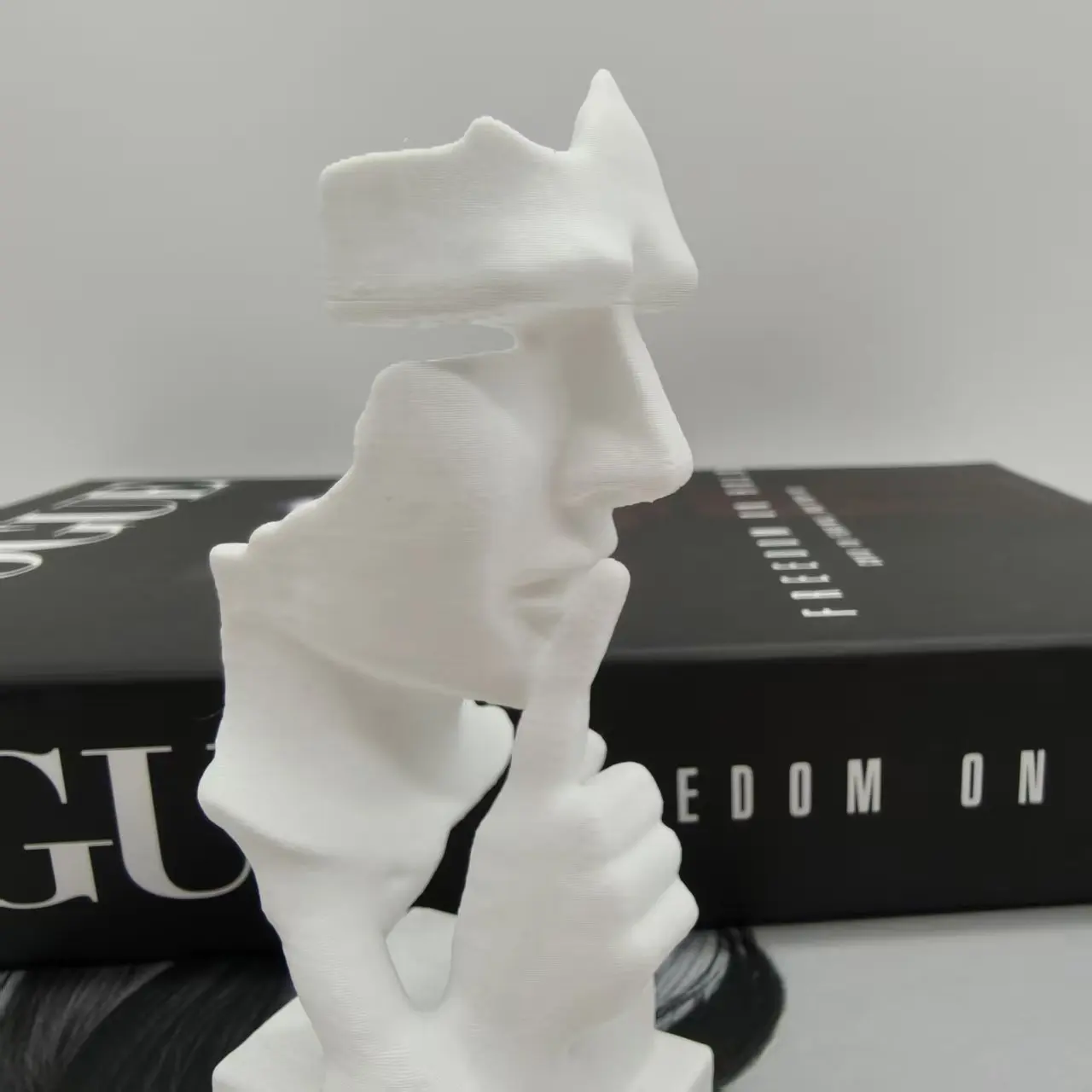 تمثال المفكر، الصمت هو تمثال فني تجريدي ذهبي، بلاستيك متين مطبوع ثلاثي الأبعاد، نحت منزلي بلاستيكي حديث، تصميم بسيط، زخرفة عالية الجودة، ديكور مكتب منزلي، هدية إبداعية لعيد الميلاد وعيد الفصح والهالوين #1