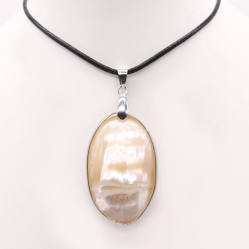 

Овальный кулон из натуральной полированной и окрашенной в зеленый цвет ракушки с одним отверстием, в оправе, для самостоятельного изготовления украшений (ожерелий и серег)