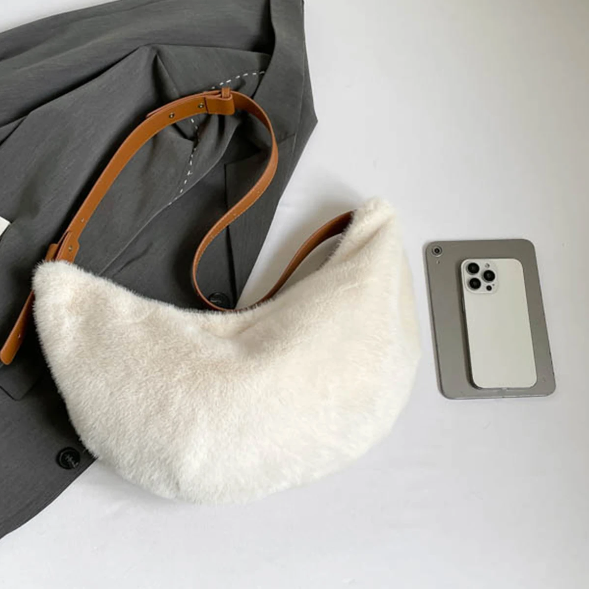 

Плюшевая женская модная сумка в форме клецок с матовой отделкой, большая вместимость, полиэстер, мягкий теплый регулируемый ремень, повседневные поездки на работу