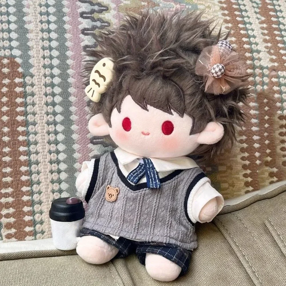Imagen 4: 1 Juego de uniforme escolar, ropa de muñeca de algodón de 20cm, pantalones cortos a cuadros, chaleco tejido, ropa de muñeca de algodón, Mini atuendo, ropa de muñeca de felpa
