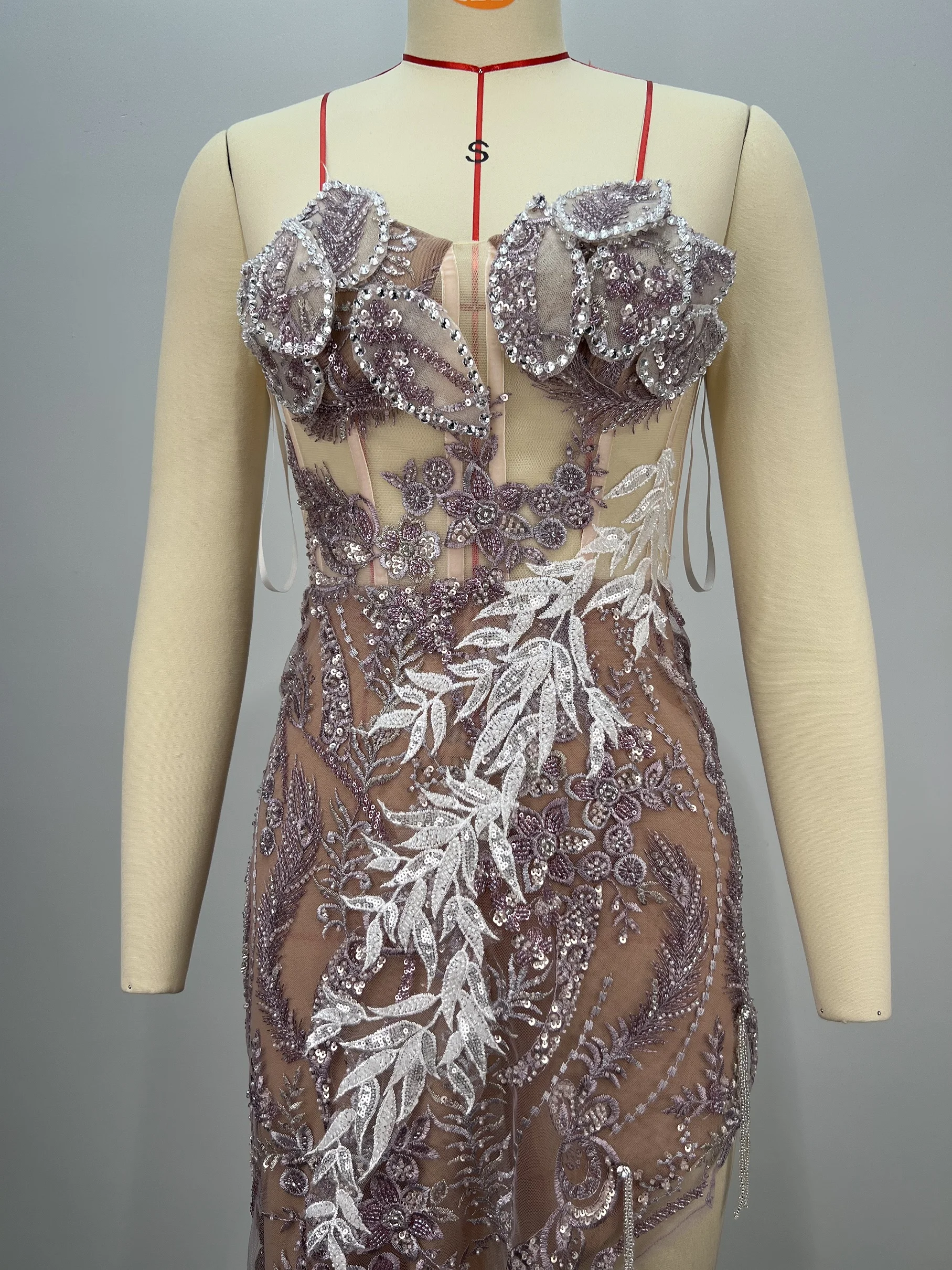 ​ ​ ผ้าพันคอสตรีชุดราตรี 3D ดอกไม้เลื่อม SHEER ตาข่ายไม่สมมาตร Fringe ชุดราตรี ​ ​ ​ ​ ชื่อพังพอน