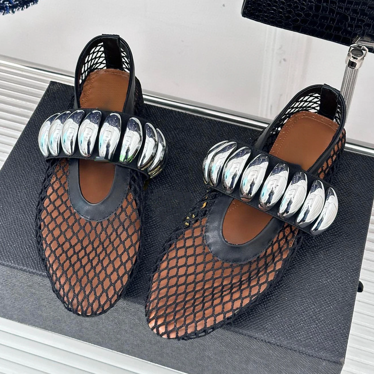 Fashion Mesh Flat Sandals Women Hollow Designer Sandals Female Metal Buckle Rivet Ballet Round Head Breathable Mesh Pumps Women