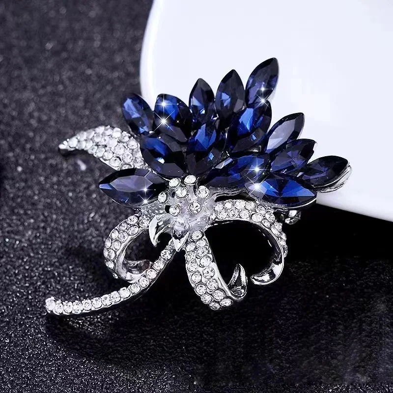 

Korean-style floral bouquet diamond-encrusted brooch, a simple yet luxurious accessory for girls' clothing and brooch