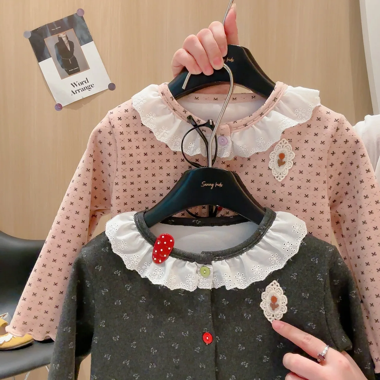 Baby-Mädchen-Set: Oberteil mit Spitze und Rüschenkragen + ausgestellte Hose, 2-teiliges Set, neues Herbst-Outfit für Kinder, mit Schleifenmuster, lässige Freizeitkleidung. – Detail 9