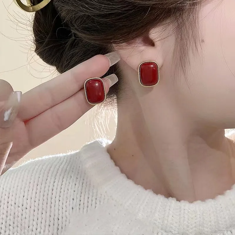 New Retro Simple Wine Red Resin Geometric Striped High-grade Earrings French Elegant Girl Fashion Exquisite Wild Wedding Jewelry