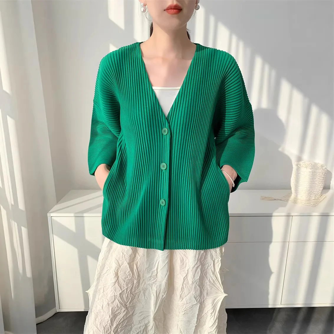 

Fashion Pleated Women's Coat 2026 New Loose Single-Breasted Casual V Collar Single Breasted Lightweight Jackets