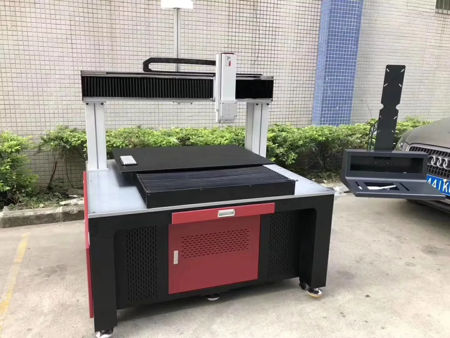 Cheap 1000 Watts High Precision Wuhan Laser Cutting Metal Shapes Hine