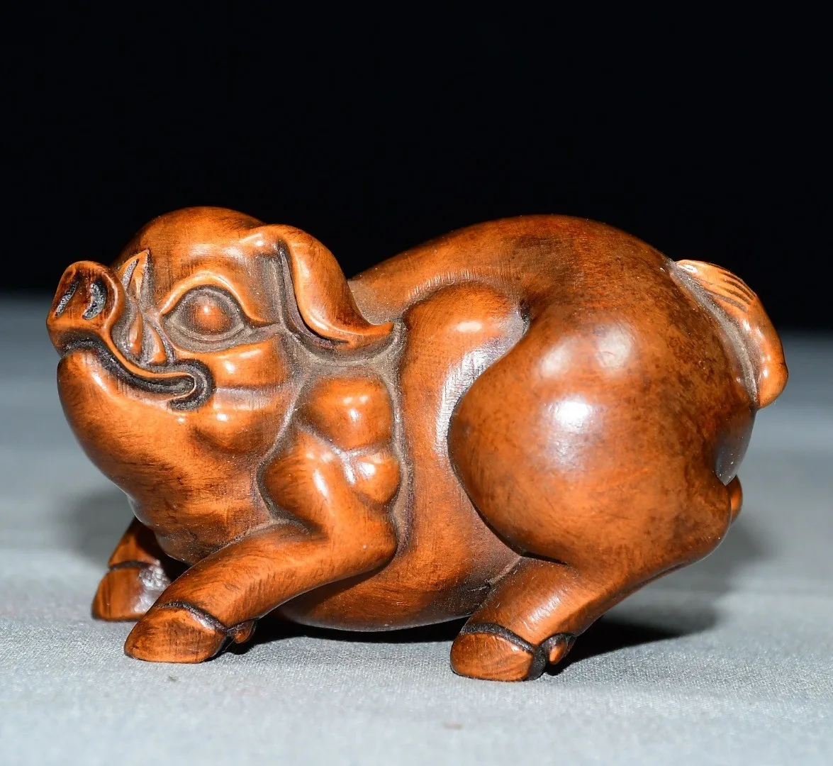 Exquisite small leaf boxwood pig ornament