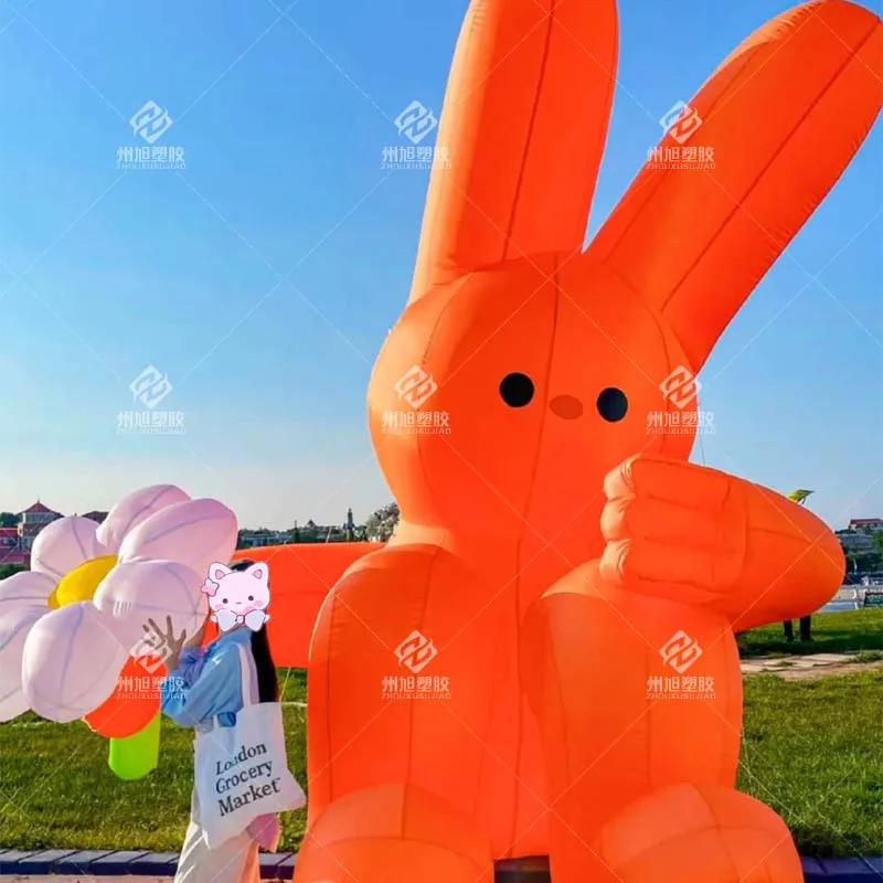 Coniglio gonfiabile per la decorazione del cortile del giardino, fiore arancione che tiene il coniglio seduto, decorazione per la celebrazione della festa