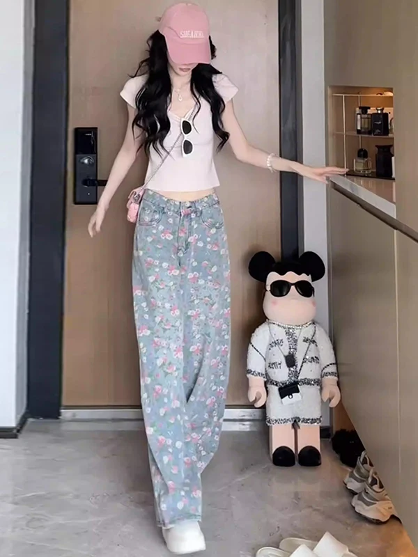 

Модный летний комплект из двух предметов: футболка с коротким рукавом и широкие джинсы, с низким вырезом, круглым вырезом горловины, из хлопка.