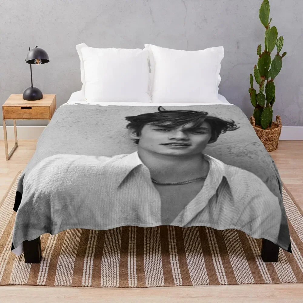 Louis Partridge Modeling Pictures Throw Blanket blankets ands Soft Beds Fashion Sofas Winter beds Blankets