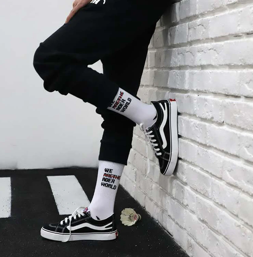 Calcetines largos de algodón con estampado divertido para hombre y mujer, medias deportivas de color negro, estilo Hip Hop, 1997