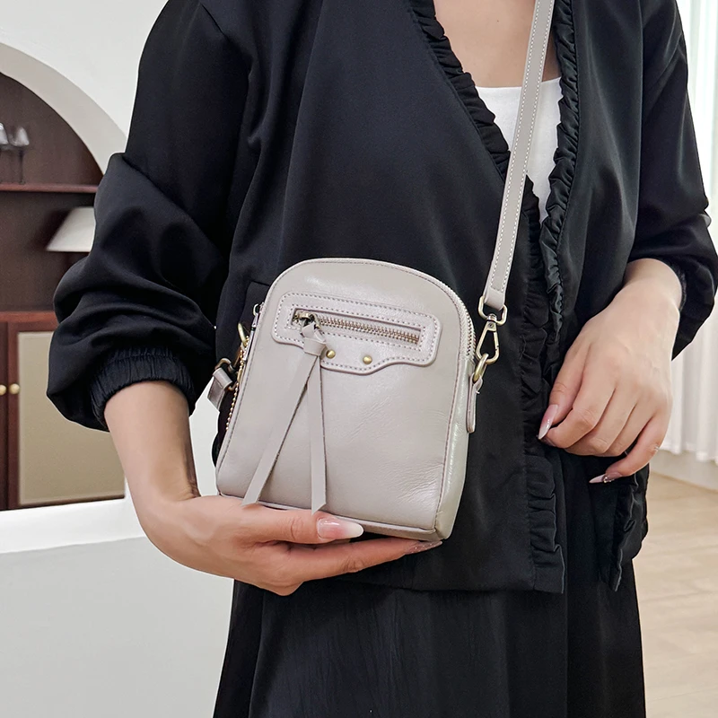 

Elegant Messenger Bag For Leisure And Business With Simple Solid Color Trendy Look And Large Capacity