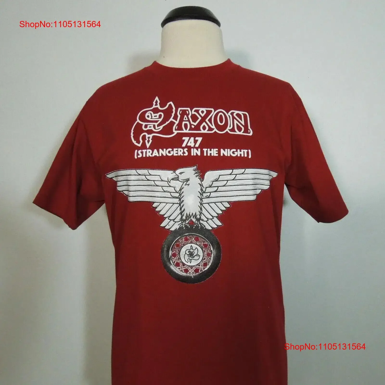تي شيرت SAXON 747 Strangers In The Night M متوسط تي شيرت أحمر للرجال بشعار فرقة عتيق مغسول أنيق ومتعدد الاستخدامات برسومات عصرية ممتدة
