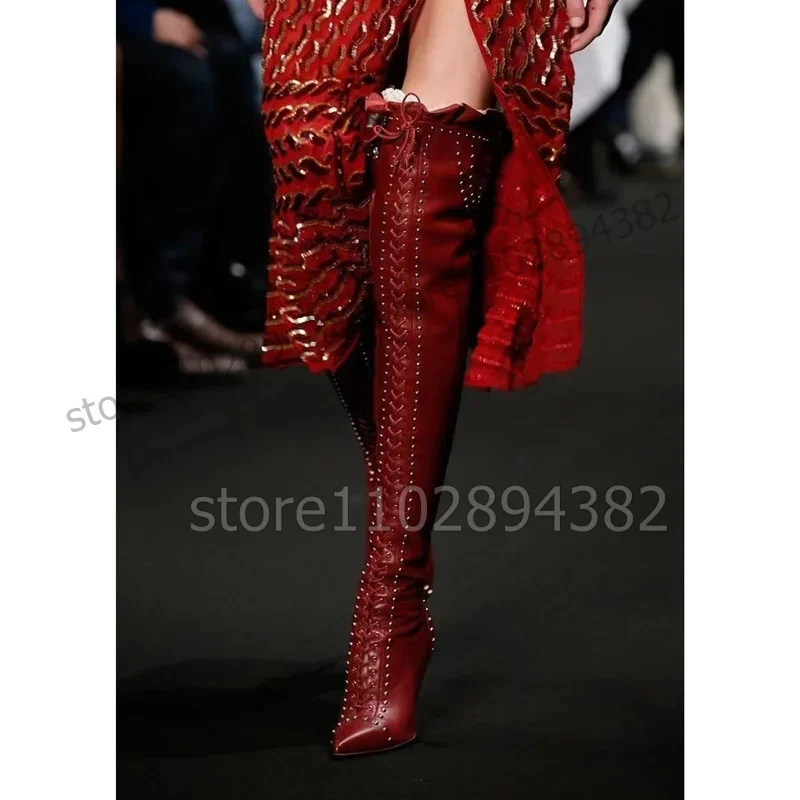 الأحمر الكشكشة المسامير ديكور أشار تو Strappy الأحذية الجانب سستة النساء أحذية رقيقة عالية الكعب مثير المدرج 2023 Zapatos Para Mujere