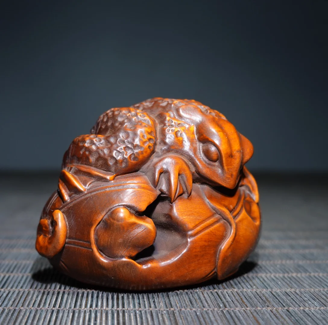Old Boxwood Frog Statue Lotus base sphere Handheld components Amass wealth Ornaments Amulet Dharam Town house