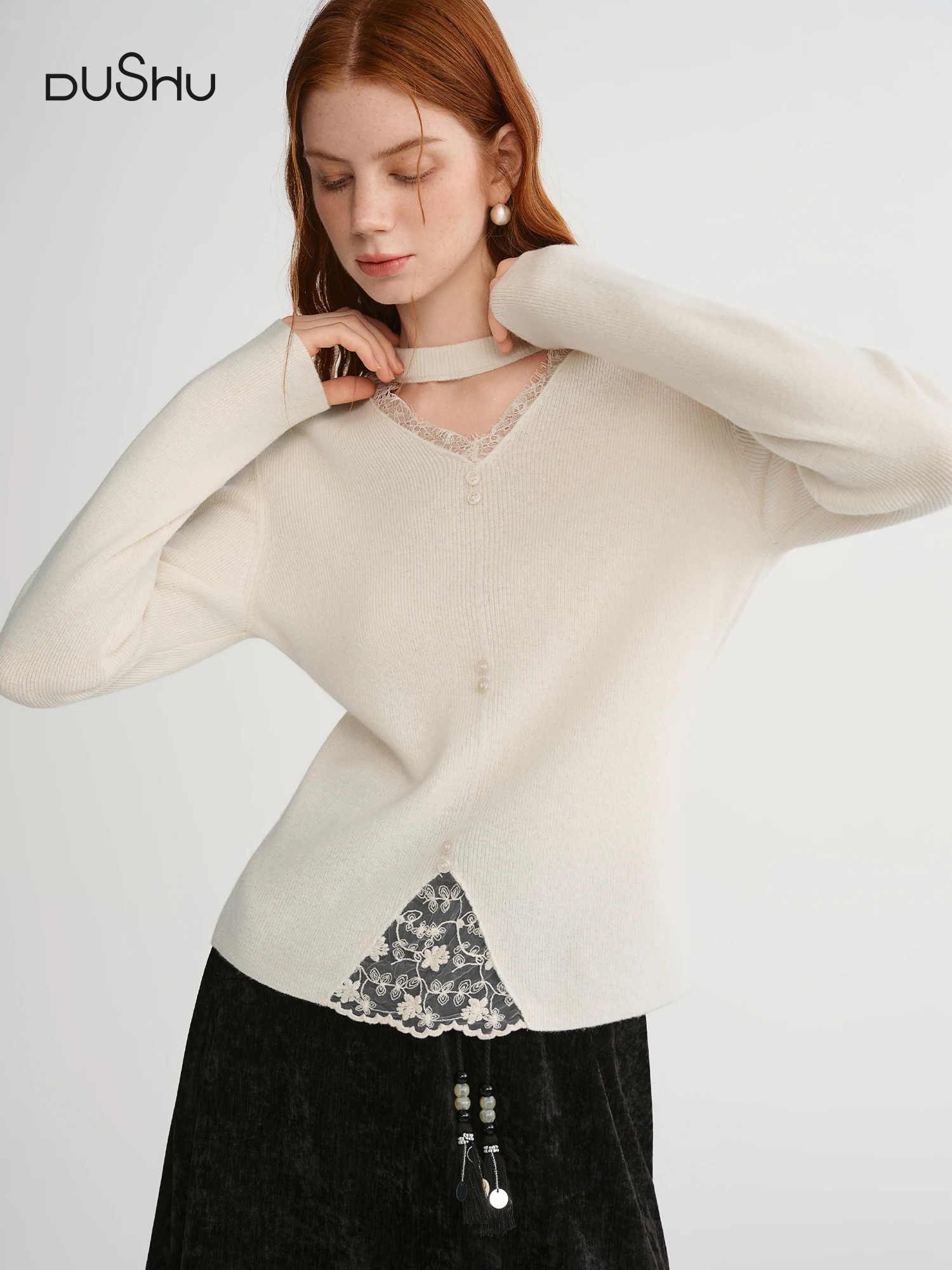 

DUSHU Plus-Size Women Lace-Trimmed Mesh V-Neck Knit Sweater with Wool Blend Winter 2025 New Arrival Heartbeat Signal Collection