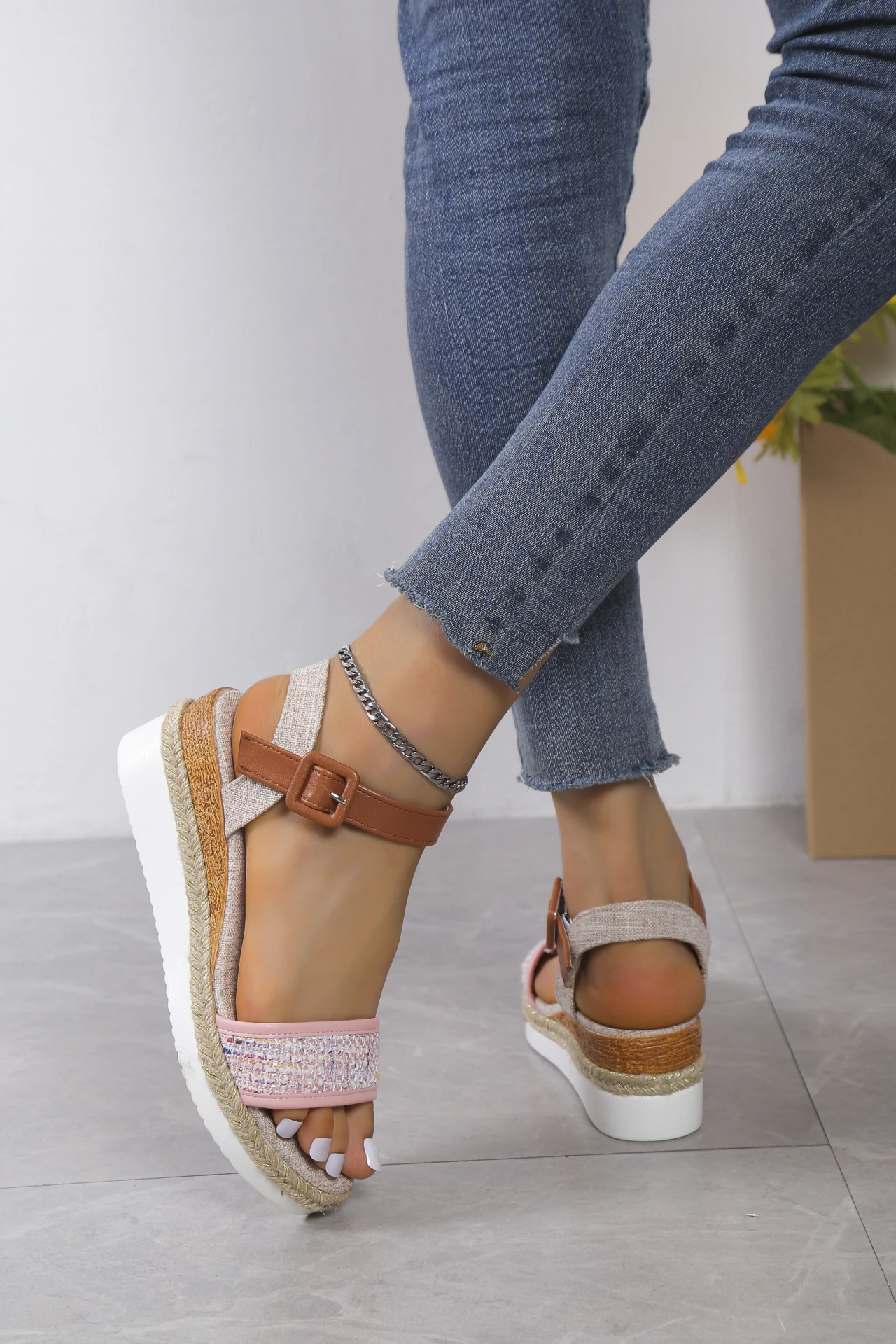 In summer, the new plus-size hemp rope weaves one-word buckle wedges and thick soled casual plus-size women\'s sandals.