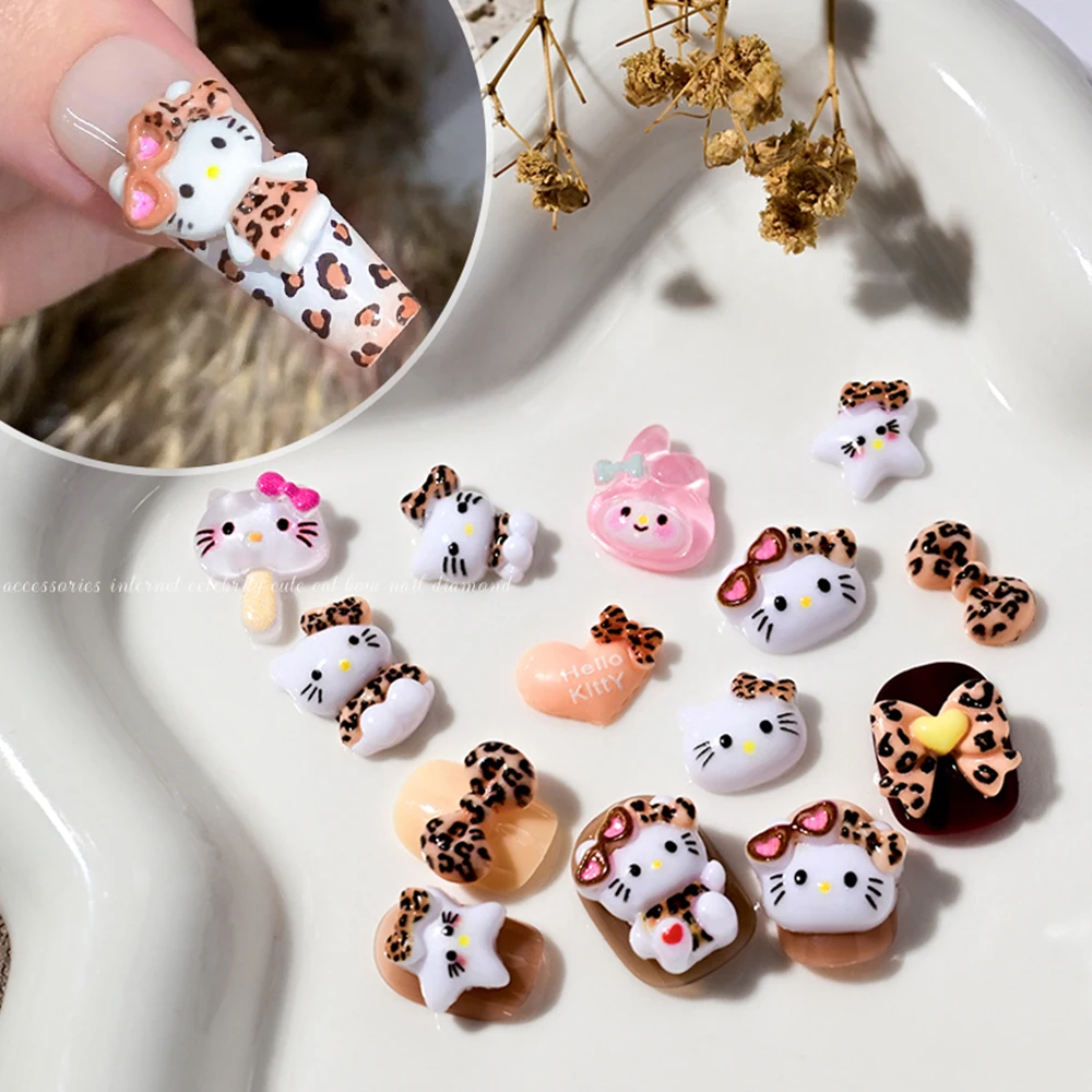50 teile/beutel Leopard Print Hallo Kitty Nail art Charms 3D Kawaii Harz Herz Sonnenbrille KT/Bogen Nagel Dekor DIY mode Nagel Teile