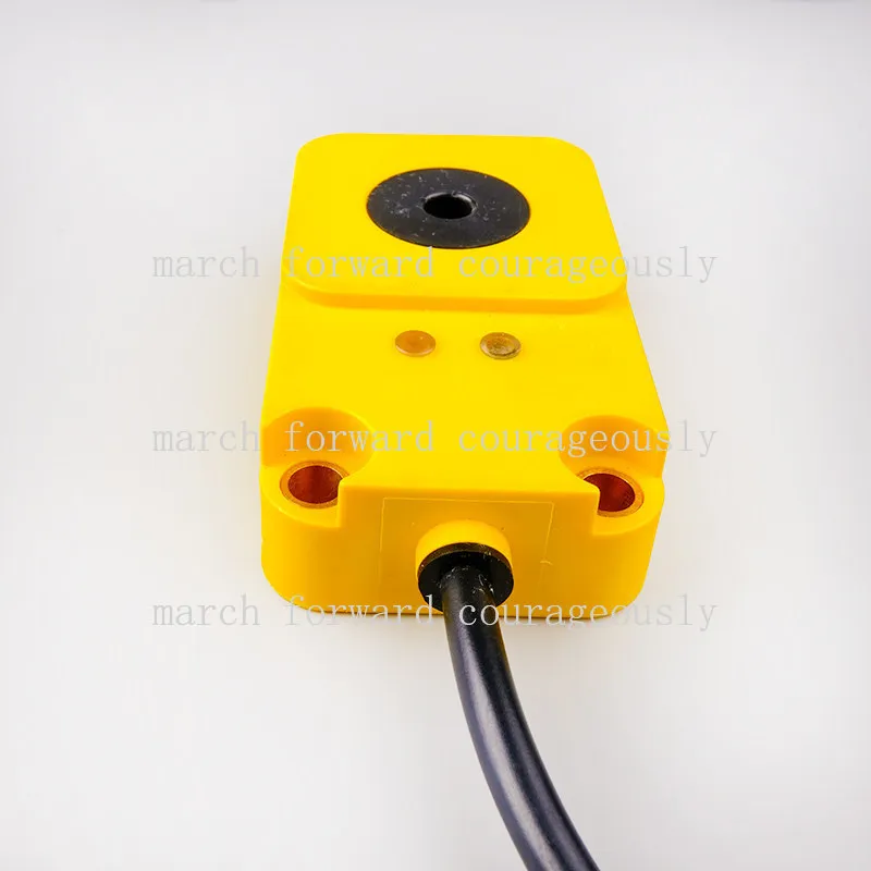 Inductive ring type proximity switch with aperture sizes of 6, 8, 10, 15, 20, 25, 30 mm and screw spring sensor.