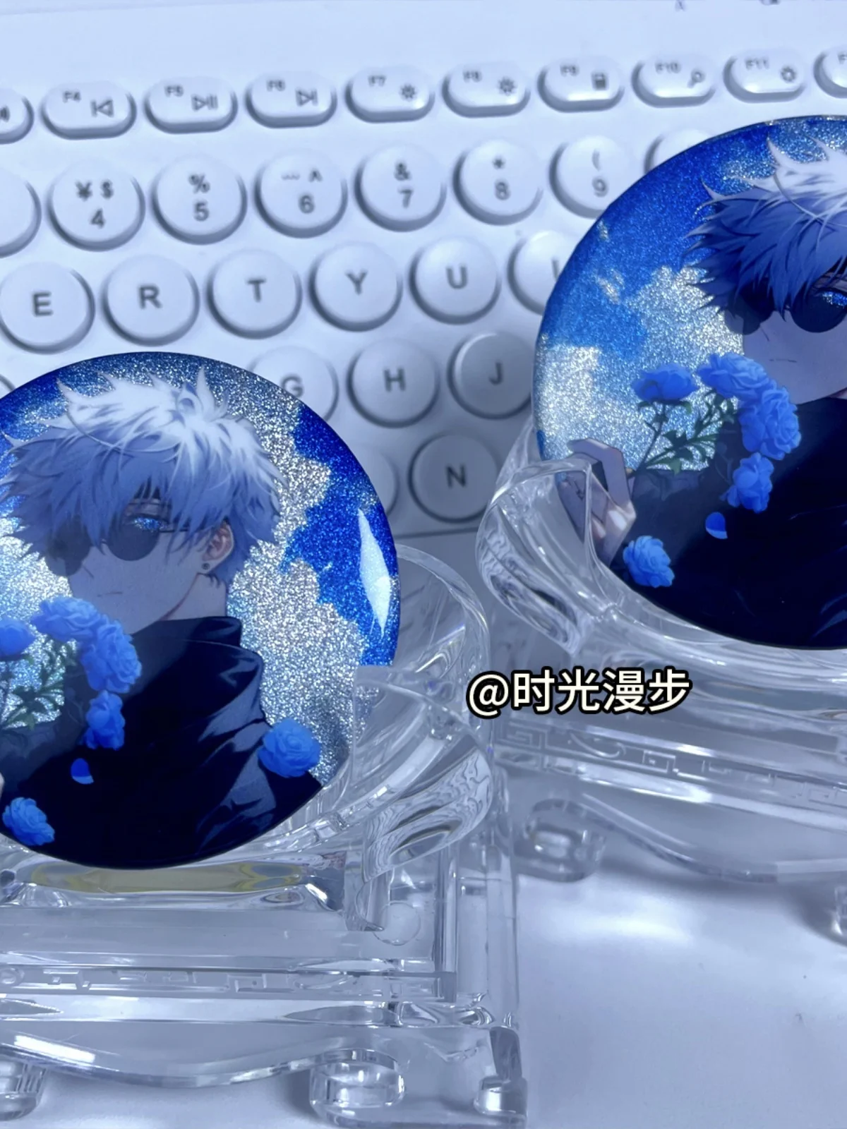 

Anime Jujutsu Kaisen Satoru Gojo Cosplay Blue Enchantress Badge Decoration Ambitus