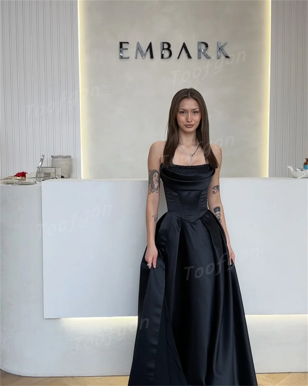 Toofgon Strapless สีดําซาตินสายชุดราตรีที่กําหนดเองจีบ High Side Slit ชุดราตรีผู้หญิงยาวพรรคอย่างเป็นทางการชุด